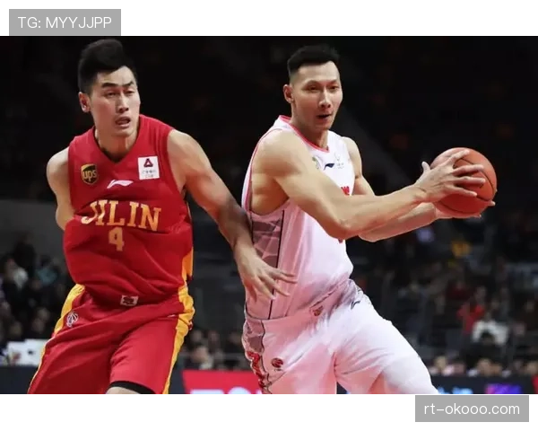 终场哨响，易建联起身与每一位辽宁队员握手致意